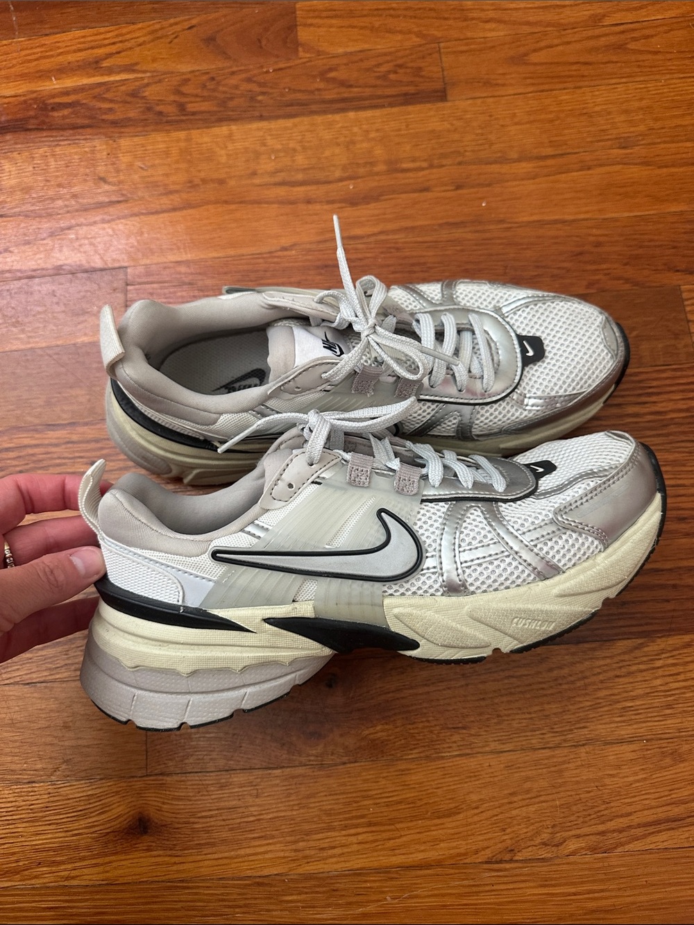 Nike Silver and White Athletic Trainers - Picture 2 of 6